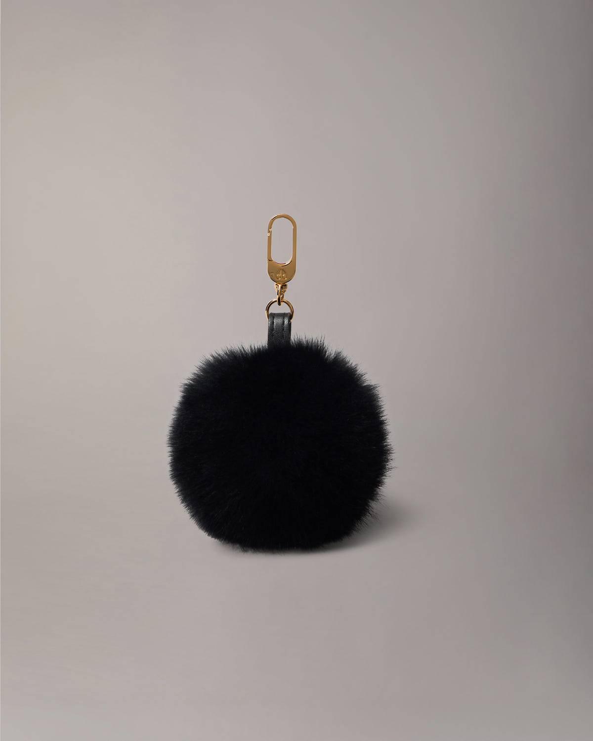 TASCHENANHÄNGER MIT POMPON-SCHWARZ