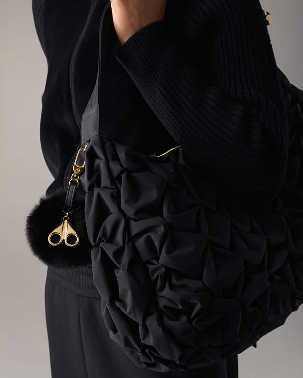 TASCHENANHÄNGER MIT POMPON-SCHWARZ