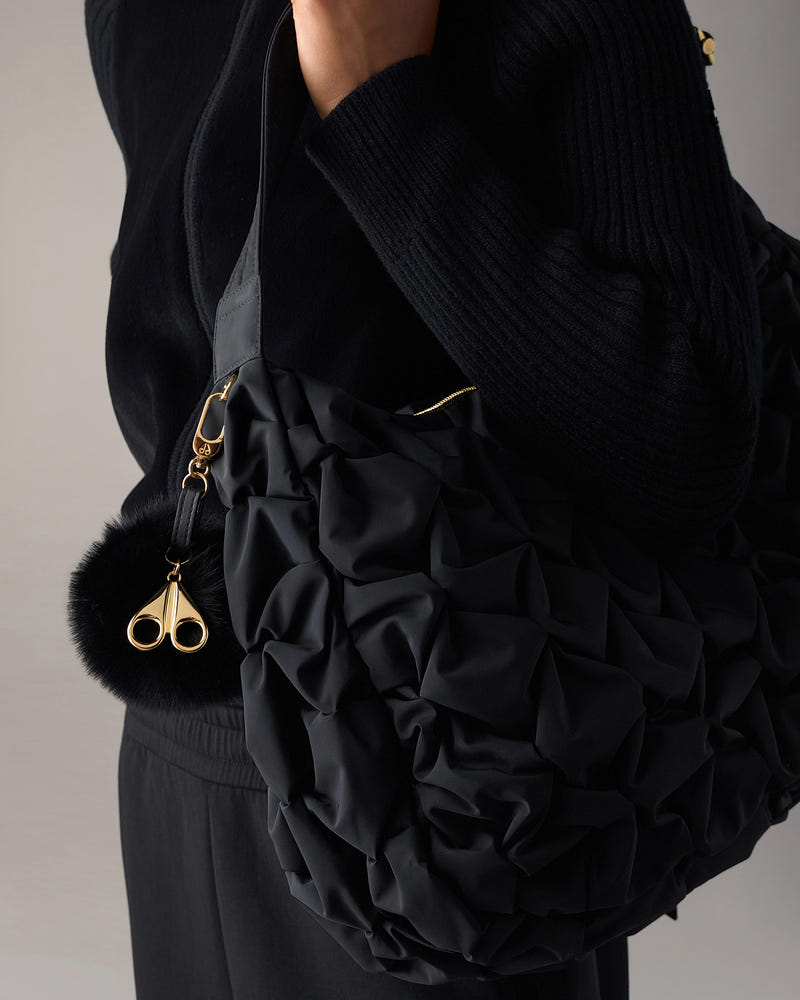 TASCHENANHÄNGER MIT POMPON-SCHWARZ