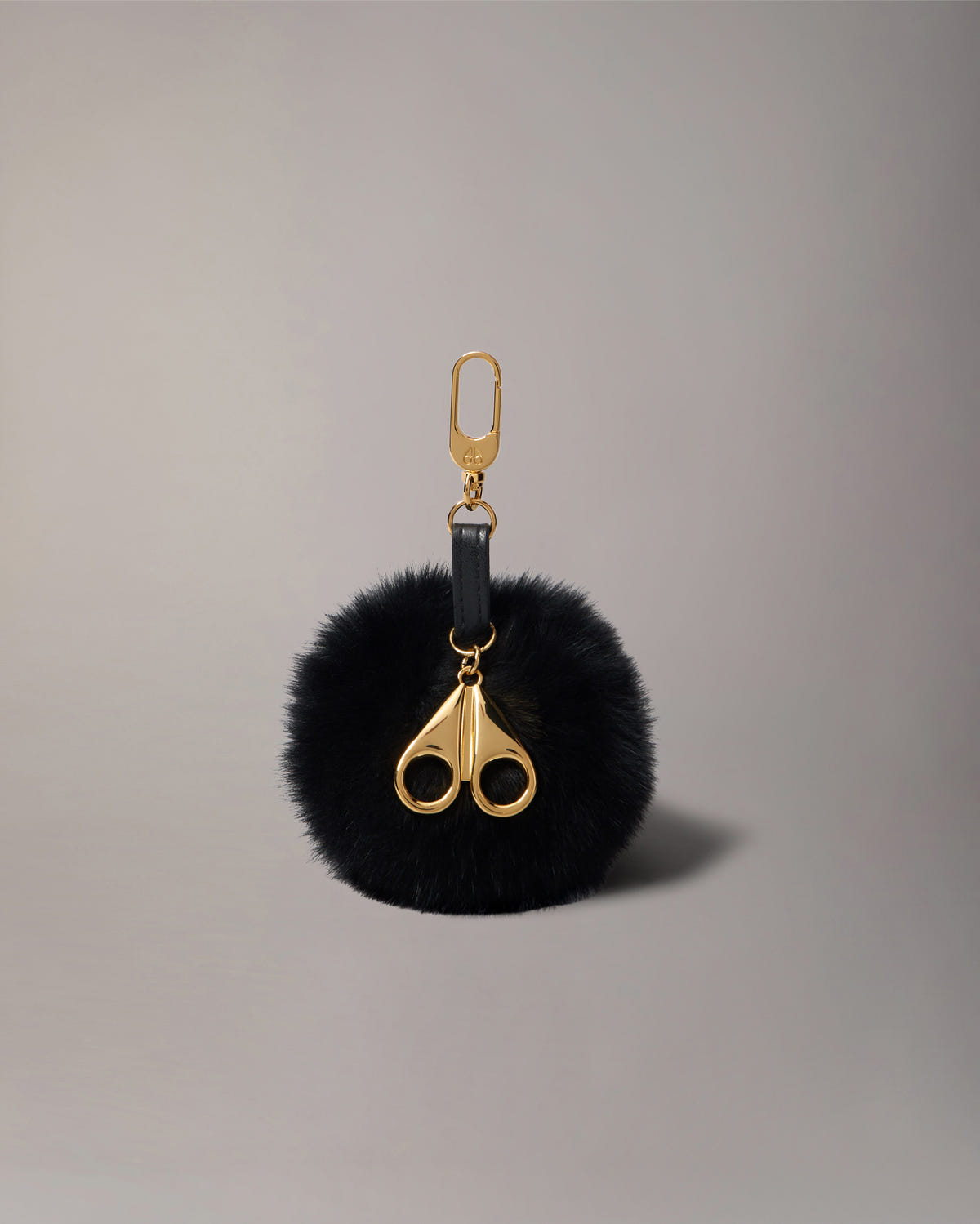 TASCHENANHÄNGER MIT POMPON-SCHWARZ
